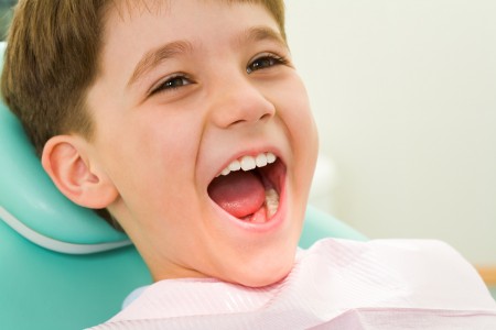 Điều trị răng mọc lệch cho bé như thế nào 