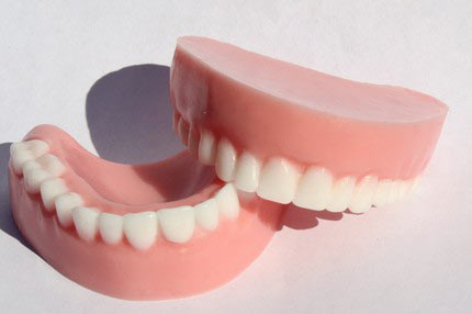 Chăm sóc răng miệng sau khi lắp răng giả tháo lắp