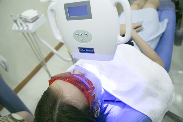 Tẩy trắng răng bằng laser whitening có hại không? 1