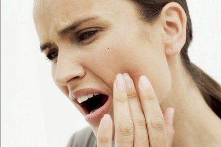 Nguyên nhân bọc răng sứ bị cộm - 3 ảnh hưởng do răng sứ bị cộm gây ra-1